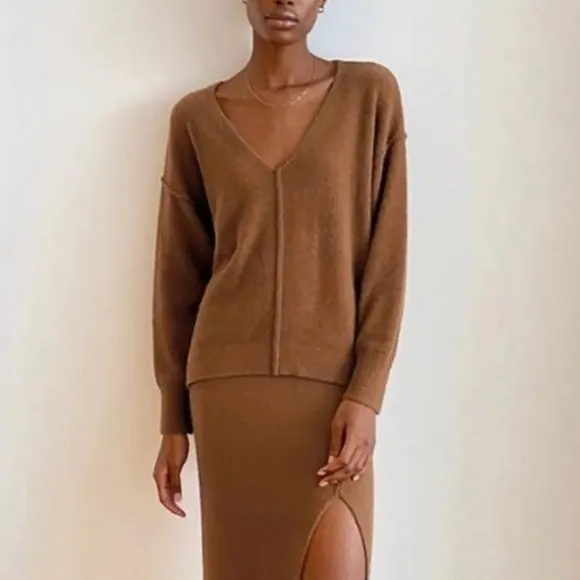 Aritzia Wilfred Free- Hush Knit V-Neck Sweater