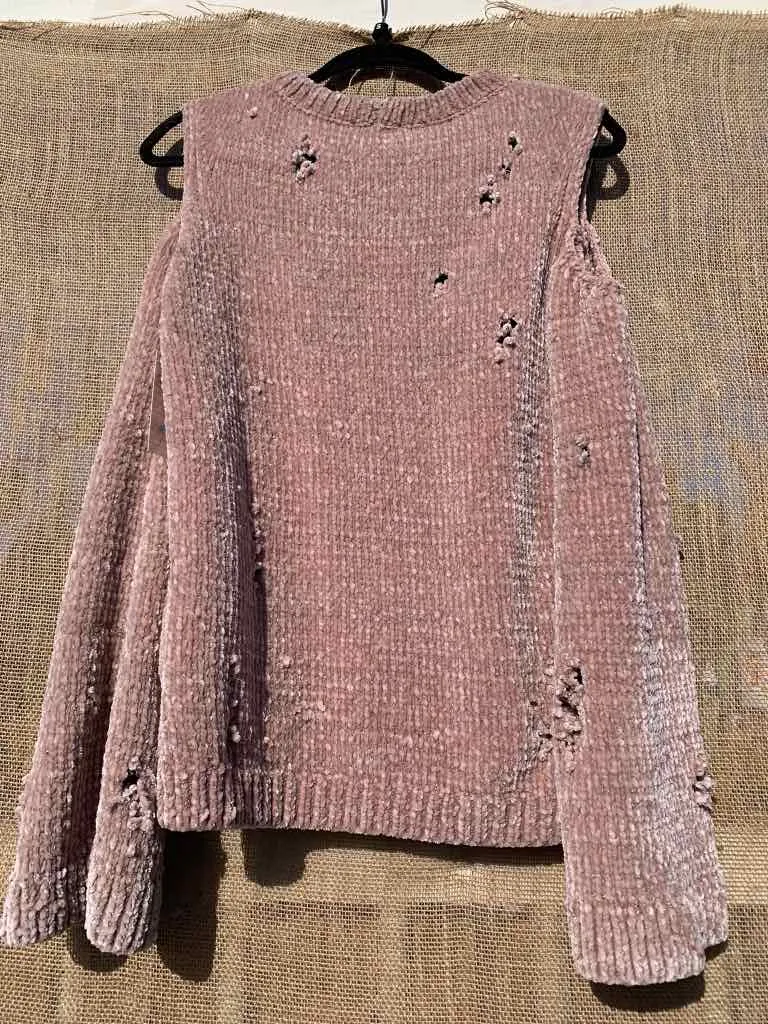 Blushing Distressed Sweater - M