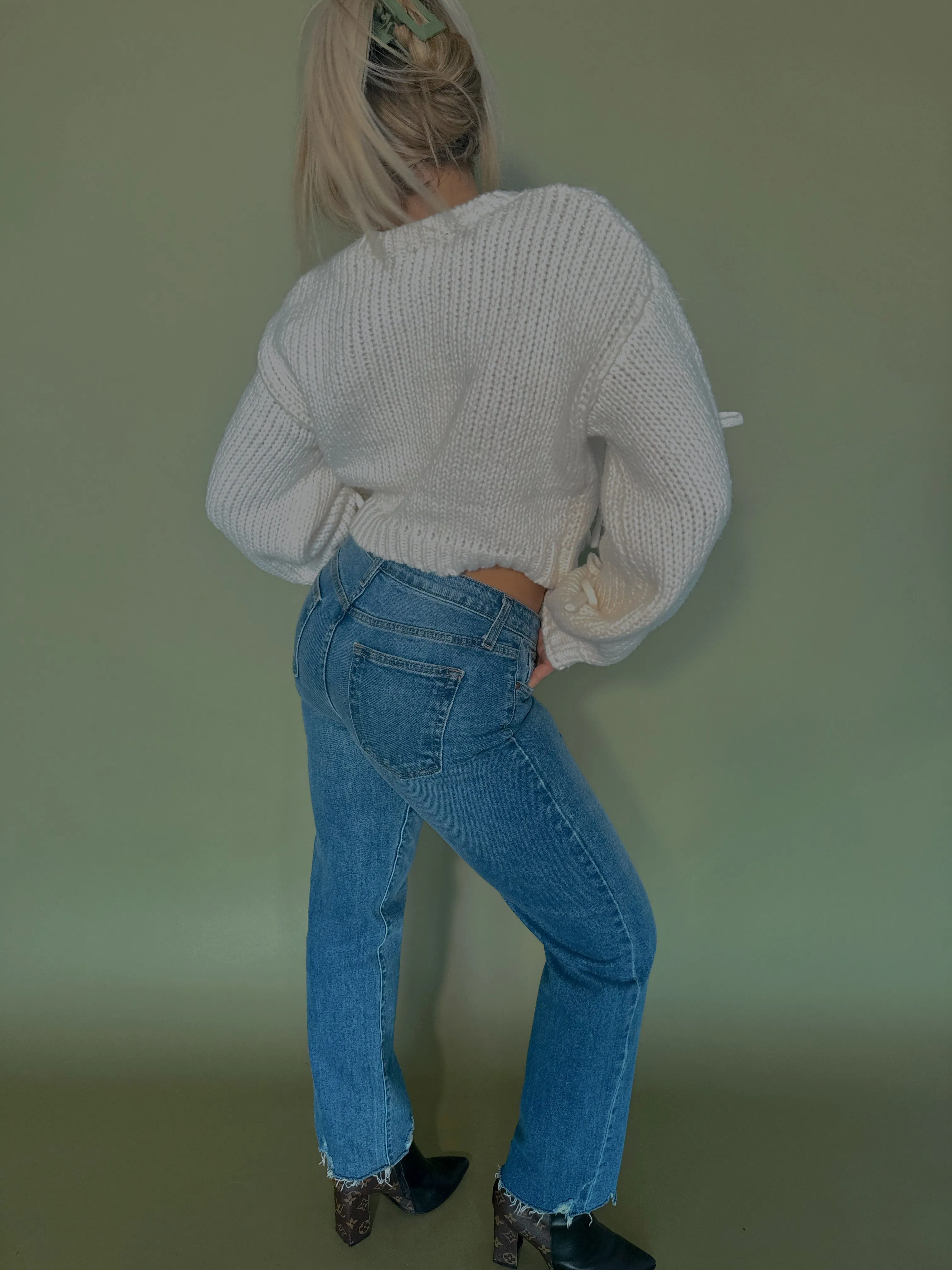 BOW APPLIQUE SWEATER
