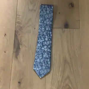 Grey Floral Silk Tie