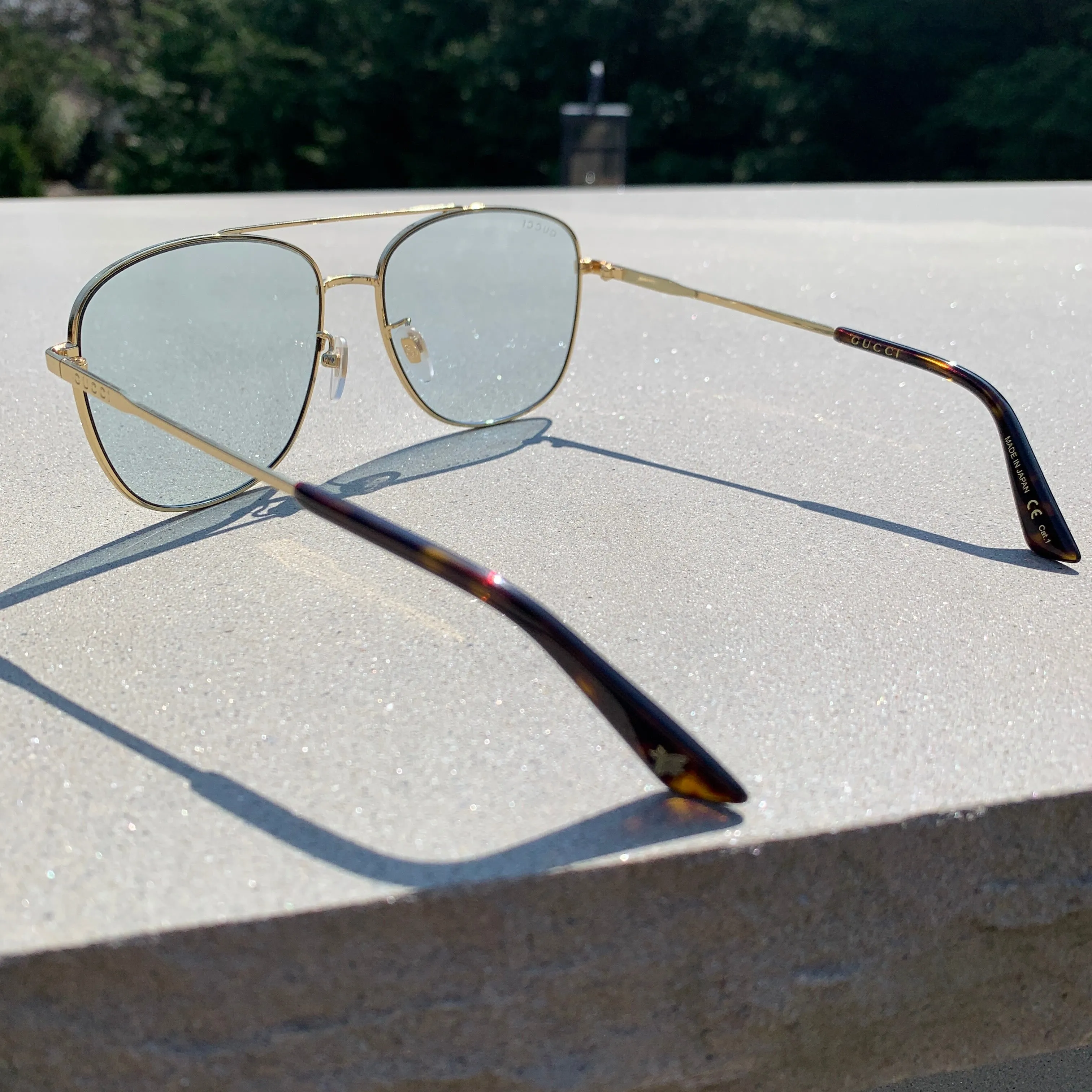 Gucci Metal Framed Navigator Sunglasses in Gold