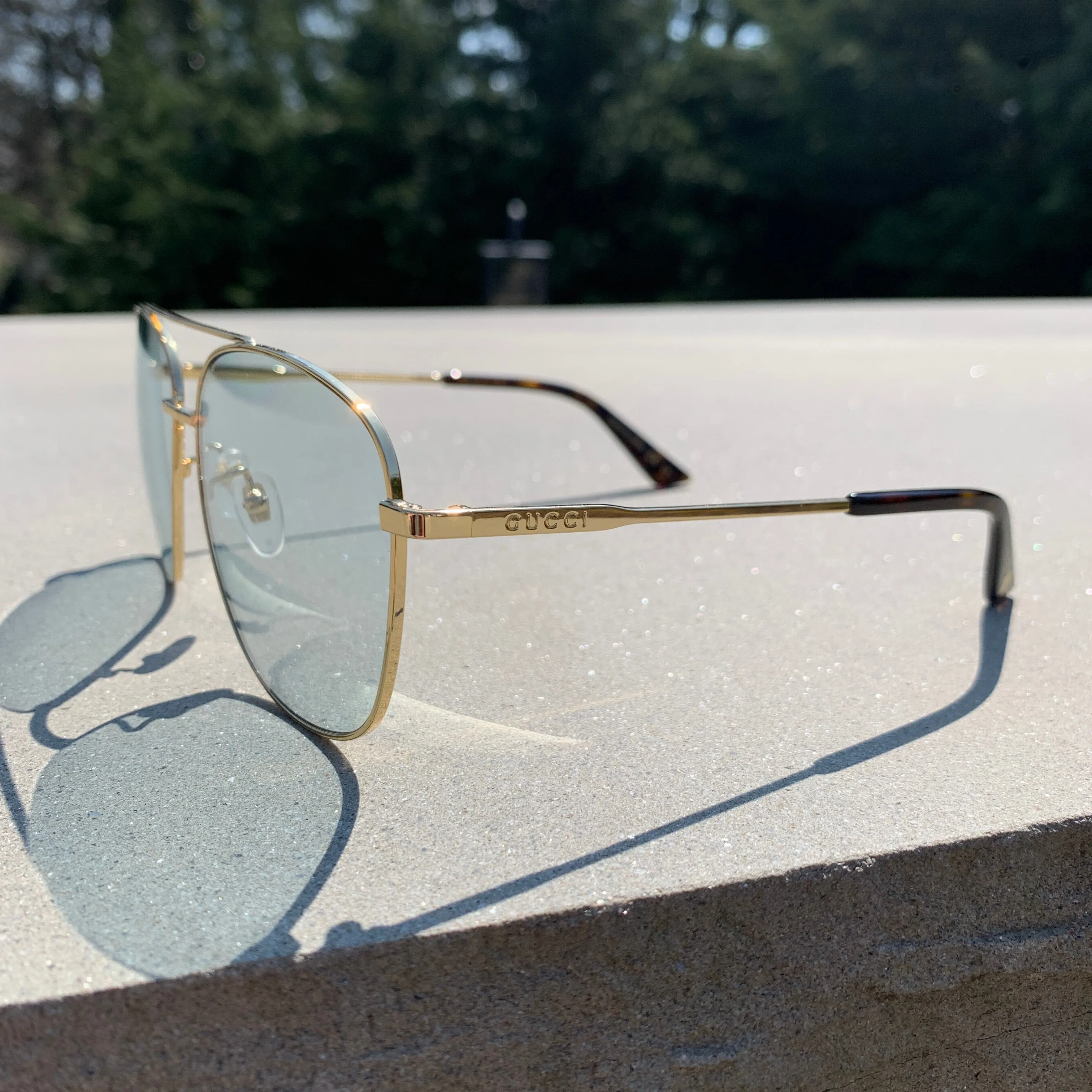Gucci Metal Framed Navigator Sunglasses in Gold