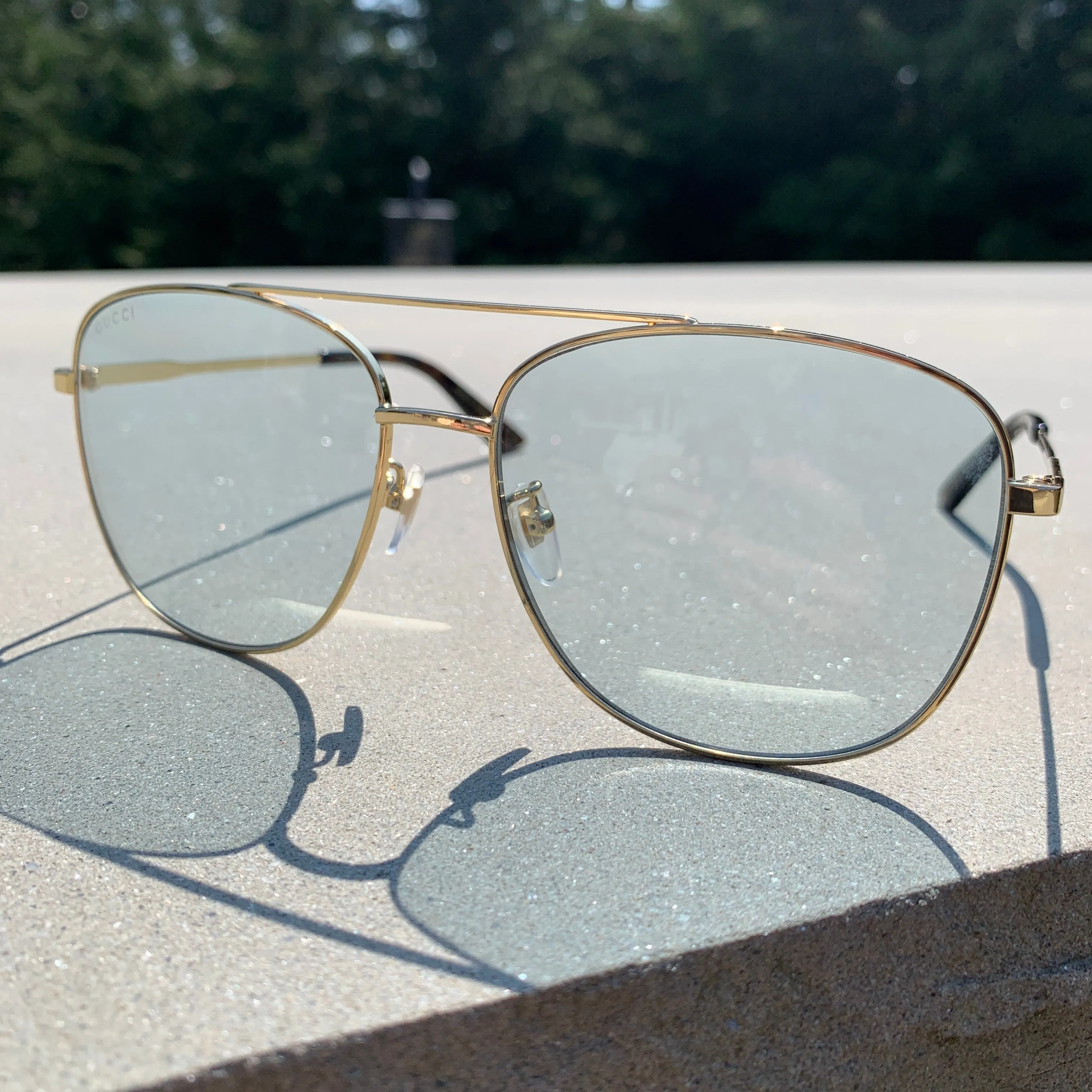 Gucci Metal Framed Navigator Sunglasses in Gold
