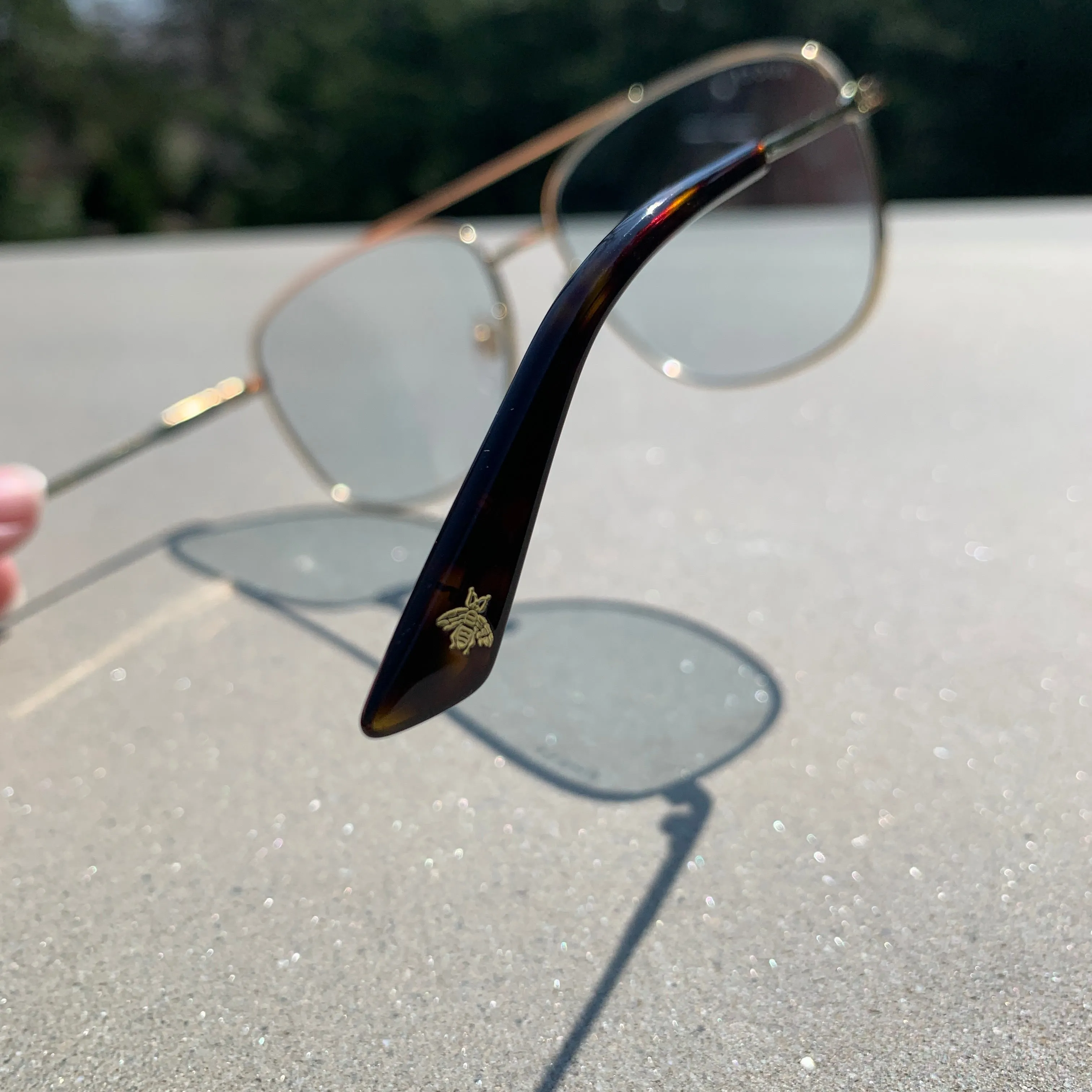 Gucci Metal Framed Navigator Sunglasses in Gold