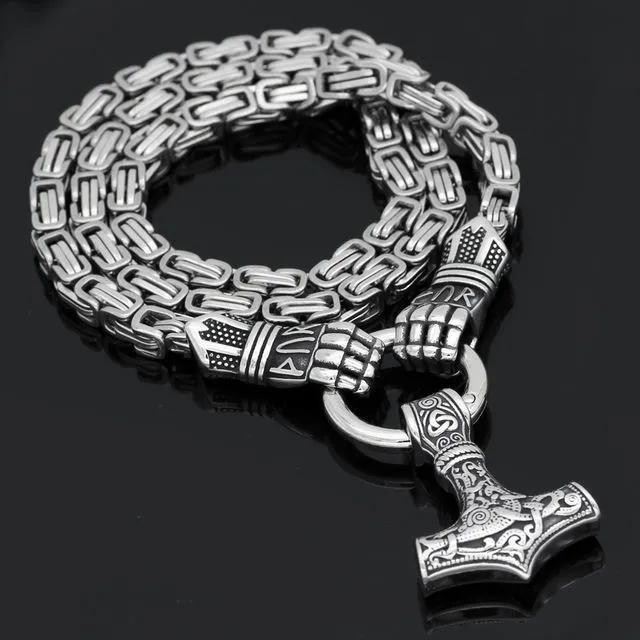 King Chain With Berserker Holding A Mjolnir Pendant