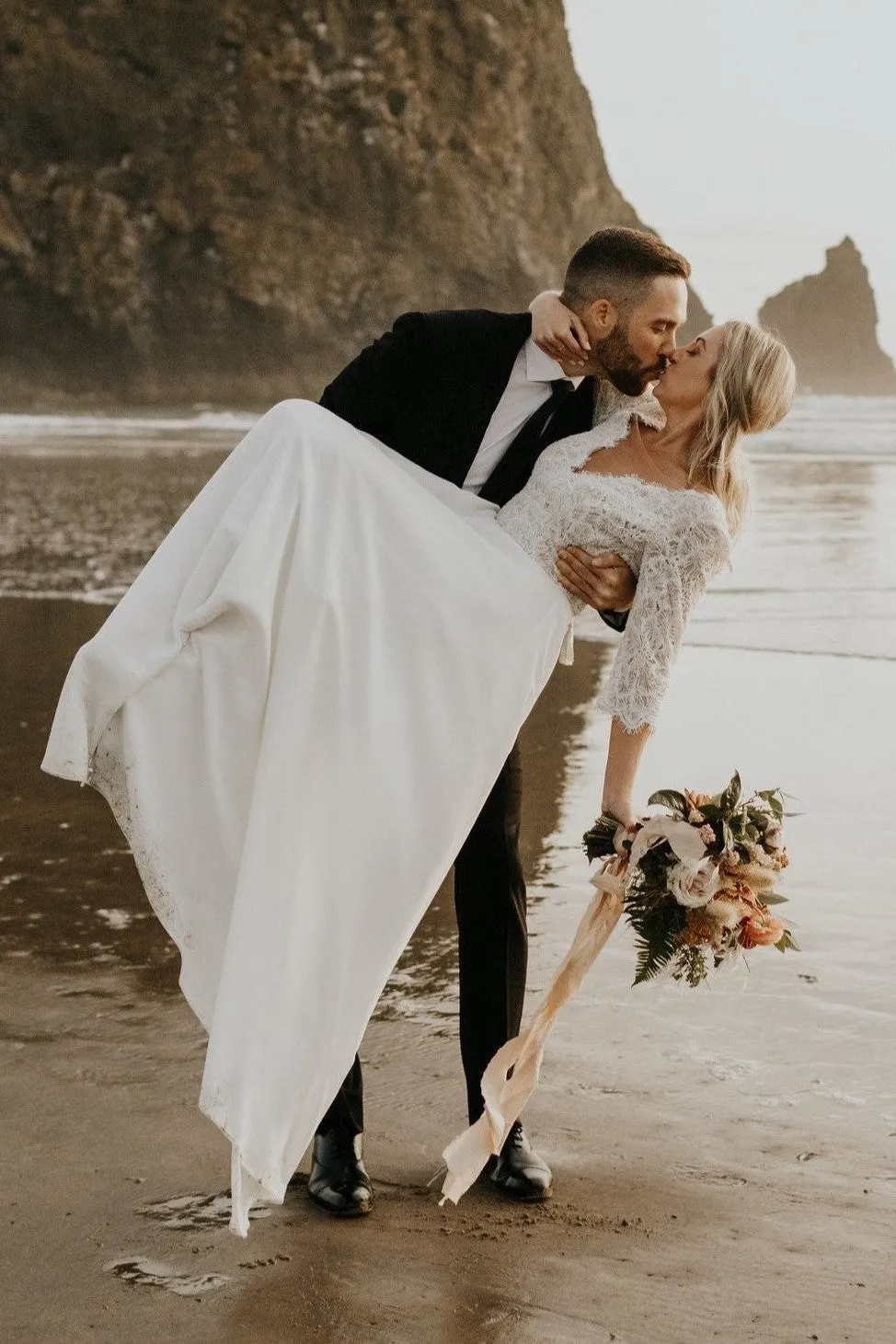 Sheer Neckline Half-sleeves Bridal Dresses for Beach Weddings