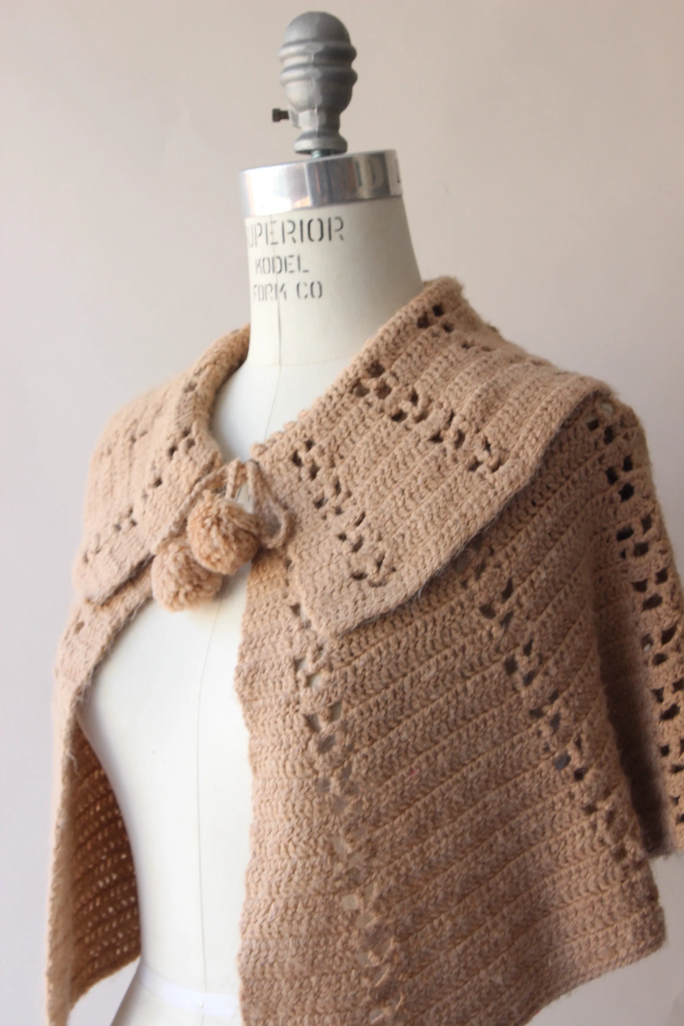 Vintage 1960s Chocolate Brown Knit Capelet